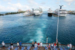 Kreuzfahrtsschiffe im Hafen in Nassau