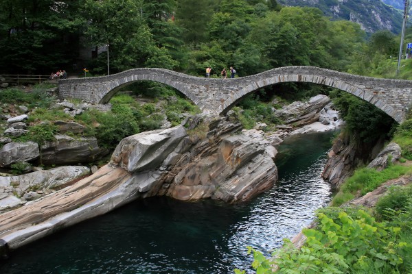 Brücke bei Lavertezzo im Verzasca Tal
