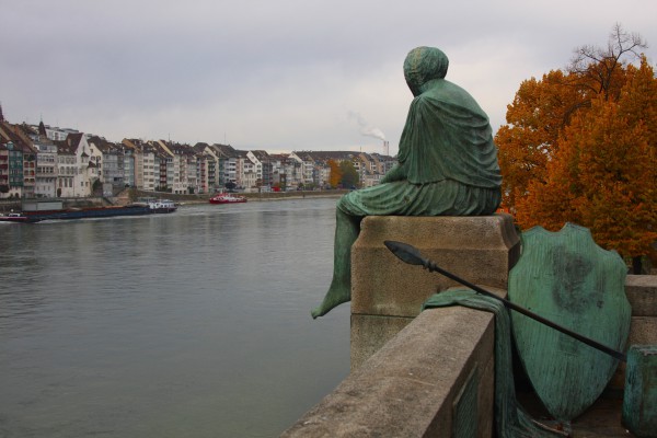 Helvetia Statue am Rhein in Basel
