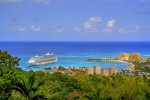Kreuzfahrtschiff vor Jamaika