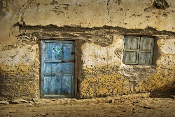 Türe in Lehmhaus in Eritrea