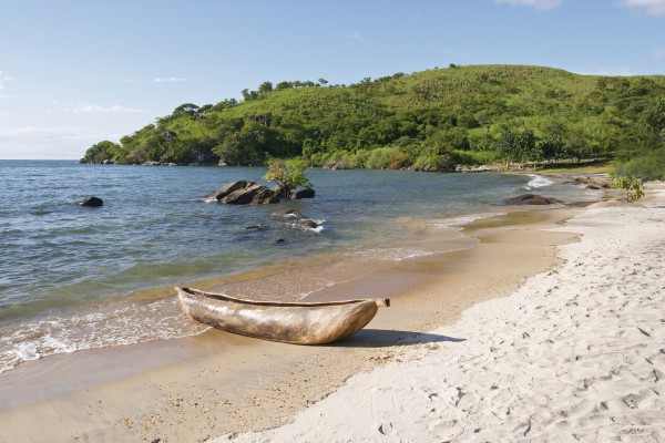 Traditionelles Kanu in der Makuzi Bay, Malawi