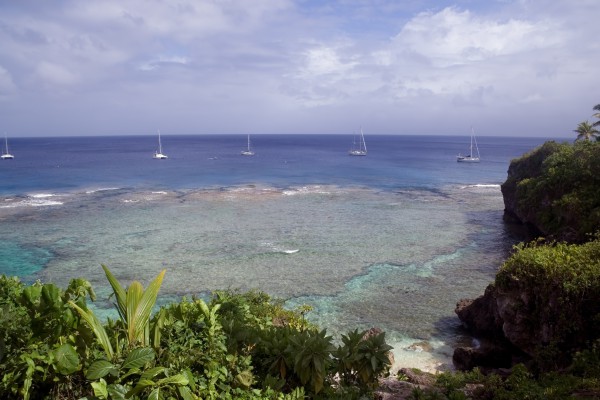 Bucht mit Yachten auf Niue, Polynesien