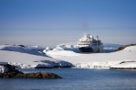 Kreuzfahrtsschiff in der Antarktis