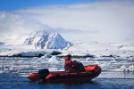 rotes Boot in der Antarktis