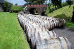 Whiskey-Fässer direkt von der Brennerei, Schottland
