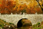 Steinbrücke in Herbstlandschaft