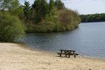 Picknick-Tisch am See